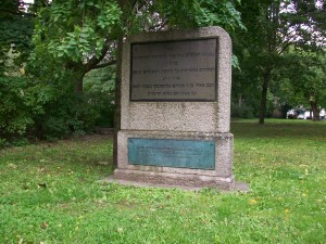 Stadtnavigator-Berlin Grabstein für die 38 verbrannten Berliner Juden des Hostienschändungsprozesses 1510 in der Mollstraße