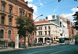 Oranienburger Straße, im Hintergrund die Neue Synagoge.