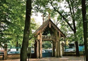 Stadtnavigator-Berlin Russischer Friedhof: Eingang mit den geraubten Glocken
